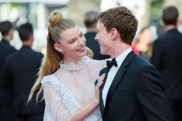 Cannes Fransa Mayıs George Mackay Anya Taylor Joy Mayıs 2017 — Stok fotoğraf