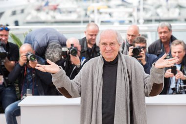Cannes, Fransa - 11 Mayıs 2016: Fotoğraf yönetmeni Vittorio Storaro, Cannes des Festivals 'te düzenlenen 69. Cannes Film Festivali sırasında' Cafe Society 'fotoğraf çağrısına katıldı. 