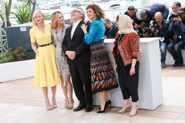 Cannes, Fransa - 11 Mayıs 2016: Kirsten Dunst, Vanessa Paradis, George Miller, Valeria Golino ve Katayoon Shahabi, Cannes des Festivals 'te düzenlenen 69. 