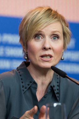 Berlin, Almanya - 14 Şubat 2016: Aktris Cynthia Nixon, Berlin 'de düzenlenen 66. Berlinale Uluslararası Film Festivali sırasında 14 Şubat 2016 tarihinde Berlin, Almanya' da düzenlenen 'Sessiz Tutku' basın toplantısına katıldı..