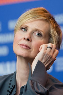 Berlin, Almanya - 14 Şubat 2016: Aktris Cynthia Nixon, Berlin 'de düzenlenen 66. Berlinale Uluslararası Film Festivali sırasında 14 Şubat 2016 tarihinde Berlin, Almanya' da düzenlenen 'Sessiz Tutku' basın toplantısına katıldı..