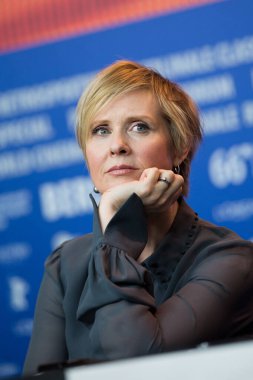 Berlin, Almanya - 14 Şubat 2016: Aktris Cynthia Nixon, Berlin 'de düzenlenen 66. Berlinale Uluslararası Film Festivali sırasında 14 Şubat 2016 tarihinde Berlin, Almanya' da düzenlenen 'Sessiz Tutku' basın toplantısına katıldı..
