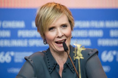 Berlin, Almanya - 14 Şubat 2016: Aktris Cynthia Nixon, Berlin 'de düzenlenen 66. Berlinale Uluslararası Film Festivali sırasında 14 Şubat 2016 tarihinde Berlin, Almanya' da düzenlenen 'Sessiz Tutku' basın toplantısına katıldı..