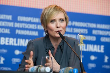 Berlin, Almanya - 14 Şubat 2016: Aktris Cynthia Nixon, Berlin 'de düzenlenen 66. Berlinale Uluslararası Film Festivali sırasında 14 Şubat 2016 tarihinde Berlin, Almanya' da düzenlenen 'Sessiz Tutku' basın toplantısına katıldı..