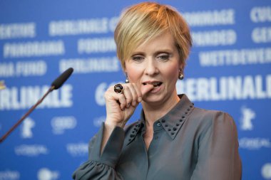 Berlin, Almanya - 14 Şubat 2016: Aktris Cynthia Nixon, Berlin 'de düzenlenen 66. Berlinale Uluslararası Film Festivali sırasında 14 Şubat 2016 tarihinde Berlin, Almanya' da düzenlenen 'Sessiz Tutku' basın toplantısına katıldı..