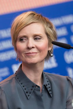 Berlin, Almanya - 14 Şubat 2016: Aktris Cynthia Nixon, Berlin 'de düzenlenen 66. Berlinale Uluslararası Film Festivali sırasında 14 Şubat 2016 tarihinde Berlin, Almanya' da düzenlenen 'Sessiz Tutku' basın toplantısına katıldı..