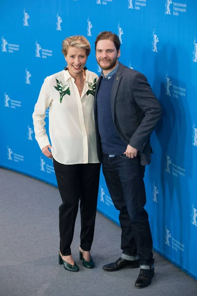 ベルリン 2016年2月15日 女優エマ トンプソンと俳優ダニエル ブリュエルが 2016年2月15日にグランドハイアットホテルで開催された第66回ベルリン国際映画祭での ベルリンで一人で ジェダー ソルビット フューエルなど — ストック写真