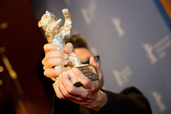 БЕРЛИН, ГЕРМАНИЯ - 20 февраля: Томаш Василевский позирует со своей наградой после церемонии закрытия 66-го Берлинского международного кинофестиваля 20 февраля 2016 года в Берлине, Германия
