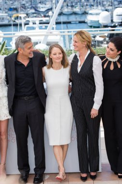 CANNES, FRANCE - 12 Mayıs 2016 'da Fransa' nın Cannes kentinde düzenlenen yıllık 69. Cannes Film Festivali 'nde George Clooney, Jodie Foster, Julia Roberts ve Lara Alameddine 