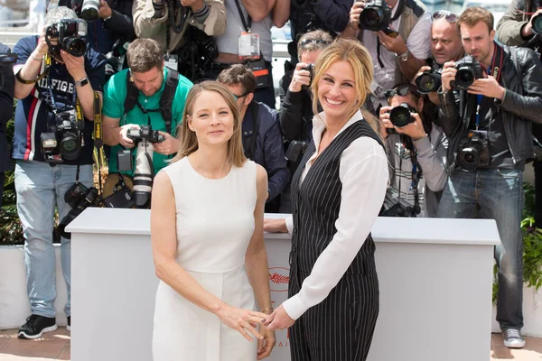 Cannes France 5月12日 Julia Roberts Jodie Fosterが2016年5月12日にフランス カンヌのパレ フェスティバルで開催された第69回カンヌ国際映画祭で開催された Money — ストック写真