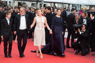 CANNES, FRANCE - 13 Mayıs 2016: Bruno Dumont, Raph, Fabrice Luchini, Brandon Lavieville, Valeria Bruni Tesdeschi, Jean-Luc Vincent, Juliette Binoche 69.