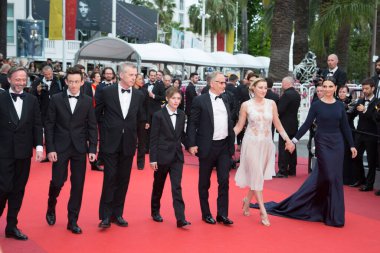 CANNES, FRANCE - 13 Mayıs 2016: Bruno Dumont, Raph, Fabrice Luchini, Brandon Lavieville, Valeria Bruni Tesdeschi, Jean-Luc Vincent, Juliette Binoche 69.