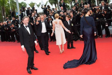 CANNES, FRANCE - 13 Mayıs 2016: Bruno Dumont, Raph, Fabrice Luchini, Brandon Lavieville, Valeria Bruni Tesdeschi, Jean-Luc Vincent, Juliette Binoche 69.