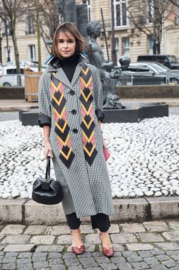 Miroslava Duma, Paris Moda Haftası 16 / 17 'de Fransa' nın başkenti Paris 'teki Place de Iena' daki Miu Miu gösterisine geldi..
