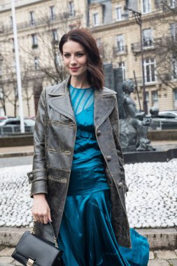 Caitriona Balfe, Paris Moda Haftası 16 / 17 'de 9 Mart 2016' da Fransa 'nın başkenti Paris' teki Place de Iena 'daki Miu Miu gösterisine geliyor..