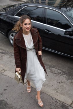 Matilda Lutz, Paris Moda Haftası 16 / 17 'de Fransa' nın başkenti Paris 'teki Place de Iena' daki Miu Miu gösterisine geliyor..