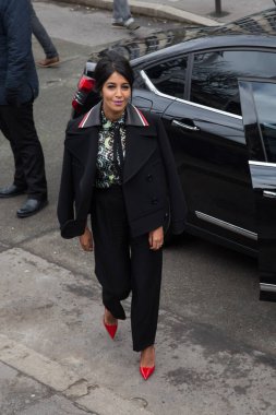 Leila Bekthi, Paris Moda Haftası boyunca 9 Mart 2016 'da Paris, Fransa' daki Place de Iena 'daki Miu Miu gösterisine geldi..