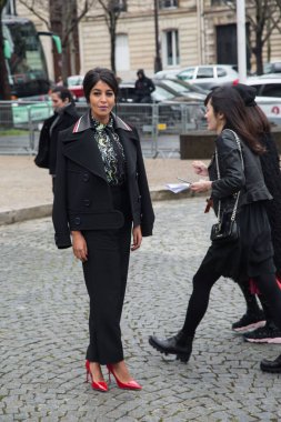 Leila Bekthi, Paris Moda Haftası boyunca 9 Mart 2016 'da Paris, Fransa' daki Place de Iena 'daki Miu Miu gösterisine geldi..