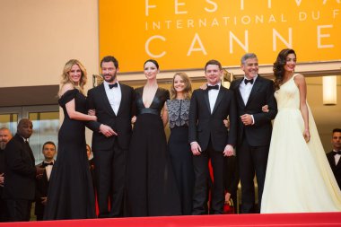 CANNES, FRANCE - 12 Mayıs 2016 'da Palais des Festivals' te düzenlenen 69. Cannes Film Festivaline Dominic West, Caitriona Balfe, Jodie Foster, Julia Roberts, George Clooney ve Amal Clooney katıldı.