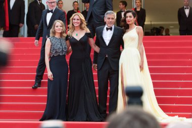 CANNES, FRANCE - 12 MAYIS: Jodie Foster, Julia Roberts, George Clooney, Amal Clooney 12 Mayıs 2016 tarihinde Fransa 'nın Cannes kentinde düzenlenen 69. Cannes Film Festivali' nde 