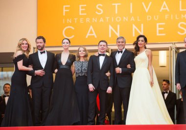 CANNES, FRANCE - 12 Mayıs 2016 'da Palais des Festivals' te düzenlenen 69. Cannes Film Festivaline Dominic West, Caitriona Balfe, Jodie Foster, Julia Roberts, George Clooney ve Amal Clooney katıldı. 