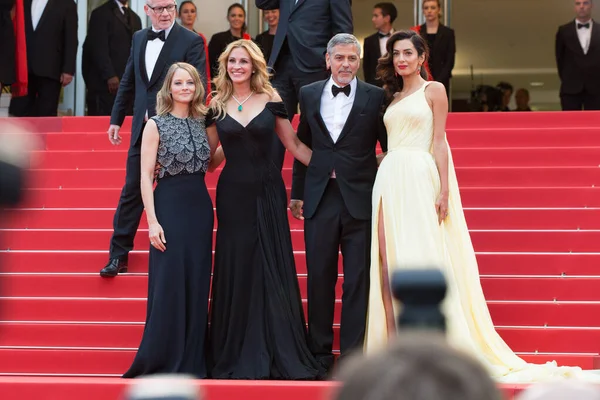 CANNES, FRANCE - 12 MAYIS: Jodie Foster, Julia Roberts, George Clooney, Amal Clooney 12 Mayıs 2016 tarihinde Fransa 'nın Cannes kentinde düzenlenen 69. Cannes Film Festivali' nde 