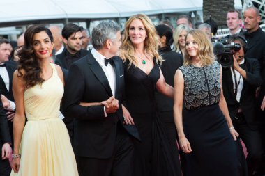 CANNES, FRANCE - 12 MAYIS: Jodie Foster, Julia Roberts, George Clooney, Amal Clooney 12 Mayıs 2016 tarihinde Fransa 'nın Cannes kentinde düzenlenen 69. Cannes Film Festivali' nde 