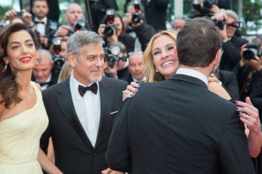 CANNES, FRANCE - 12 Mayıs 2016 'da Fransa' nın Cannes kentinde düzenlenen 69. Cannes Film Festivalinde Amal Clooney, George Clooney, Julia Roberts, Jodie Foster 