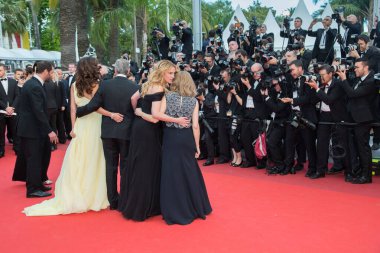 CANNES, FRANCE - 12 MAYIS: Jodie Foster, Julia Roberts, George Clooney, Amal Clooney 12 Mayıs 2016 tarihinde Fransa 'nın Cannes kentinde düzenlenen 69. Cannes Film Festivali' nde 