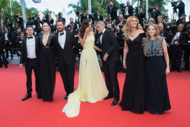 CANNES, FRANCE - 12 MAYIS: Dominic West, Caitriona Balfe, Jodie Foster, Julia Roberts, George Clooney, Amal Clooney 12 Mayıs 2016 'da Cannes, Franc, Cannes' da düzenlenen 69.