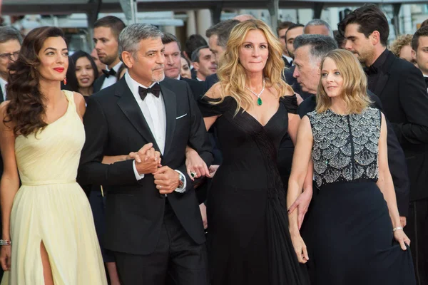 CANNES, FRANCE - 12 MAYIS: Jodie Foster, Julia Roberts, George Clooney, Amal Clooney 12 Mayıs 2016 tarihinde Fransa 'nın Cannes kentinde düzenlenen 69. Cannes Film Festivali' nde 