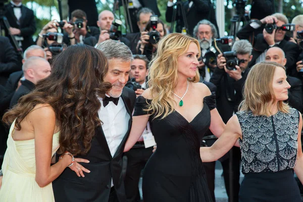 CANNES, FRANCE - 12 Mayıs 2016 'da Fransa' nın Cannes kentinde düzenlenen 69. Cannes Film Festivalinde Amal Clooney, George Clooney, Julia Roberts, Jodie Foster 