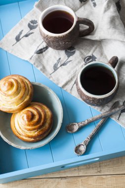 Yatakta kahvaltı: çay, iki bardak sıcak ve lezzetli hamur işleri. 