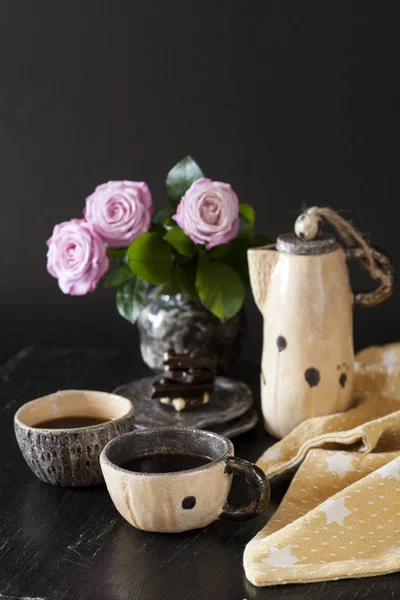 Две чашки черного кофе, черный шоколад, желтый чайник — стоковое фото