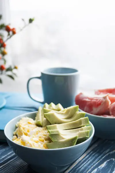 Café da manhã saudável: ovos e abacates, toranja e um copo — Fotografia de Stock