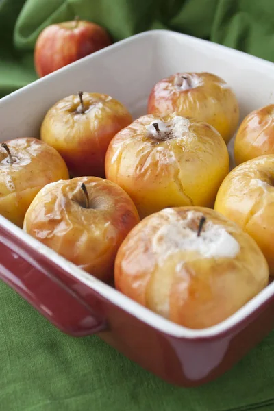Bakade saftiga äpplen i formuläret för bakning — Stockfoto