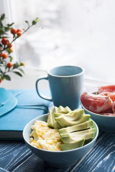 Здоровый завтрак: яйца и авокадо, грейпфрут и чашка — стоковое фото