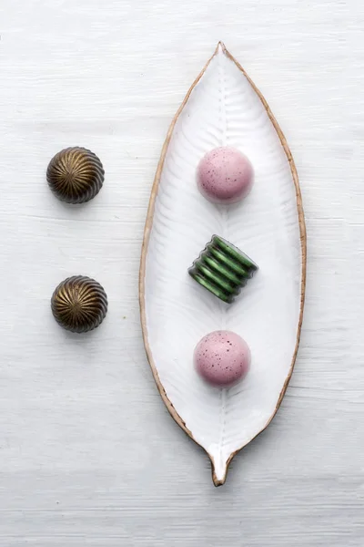 Läckra choklad handgjorda godis på en vit platta och vit bakgrund — Stockfoto