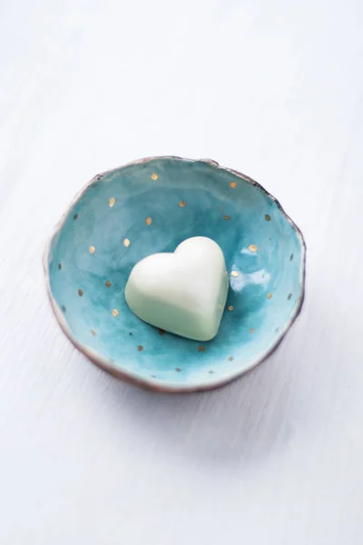 Deliciosos dulces hechos a mano con chocolate blanco y una pila azul — Foto de Stock