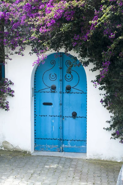 Blaue Türen, Fenster und weiße Wand des Gebäudes in sidi bou sagte — Stockfoto