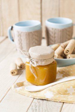 Elma reçel, bisküvi ve kahvaltıda sütlü kahve