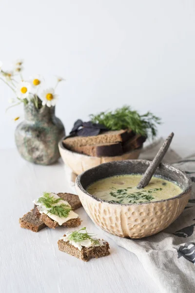 蘑菇和蔬菜，褐色的面包奶酪汤 — 图库照片