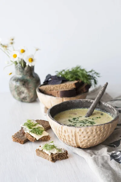 Ost soppa med svamp och grönsaker, mörkt bröd — Stockfoto