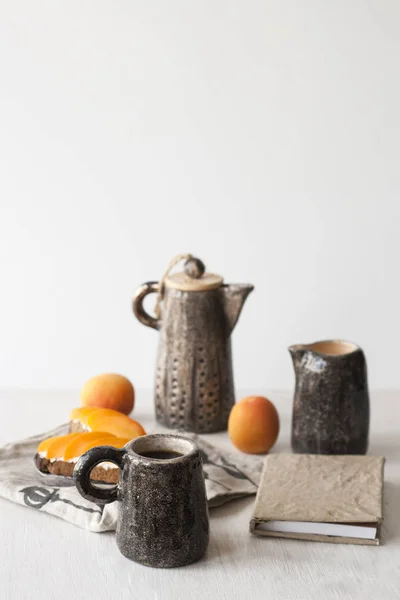 Sandvișuri cu brânză dulce și caise, ceai și o ceașcă — Fotografie, imagine de stoc