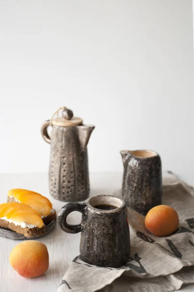 Sandwiches with sweet cheese and apricots, tea and a cup of coff — Stock Photo, Image