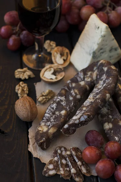 Snacks for wine, cheese with mold, pink grapes, walnuts — Stock Photo, Image