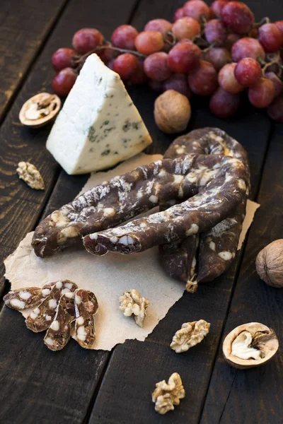 Snacks for wine, cheese with mold, pink grapes, walnuts — Stock Photo, Image
