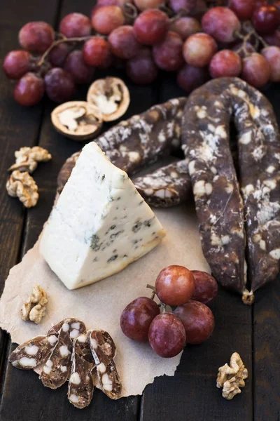 Snacks for wine, cheese with mold, pink grapes, walnuts — Stock Photo, Image