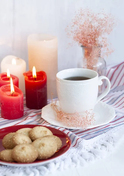 ストライプのテーブルの上に自家製クッキーと紅茶のホットカップ — ストック写真