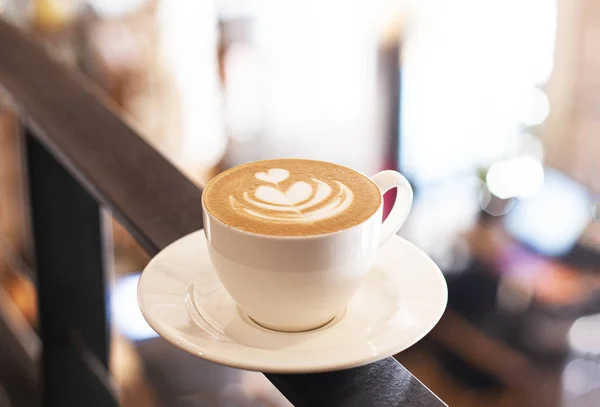 Coupe de cappuccino avec latte art se tient sur le fond — Photo